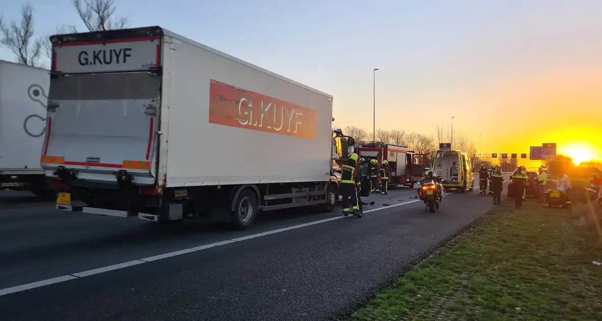 Flinke schade bij aanrijding op snelweg - Foto 1