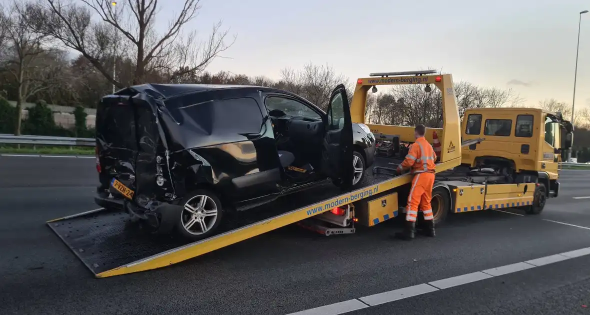 Flinke schade bij aanrijding op snelweg - Foto 2