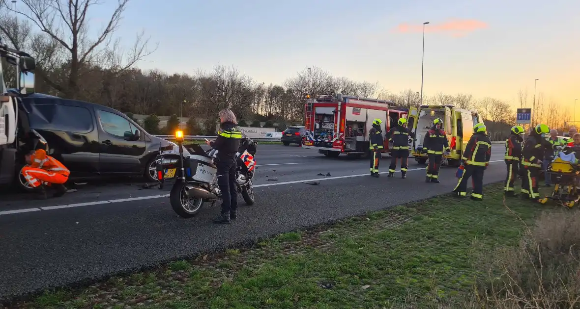 Flinke schade bij aanrijding op snelweg - Foto 5