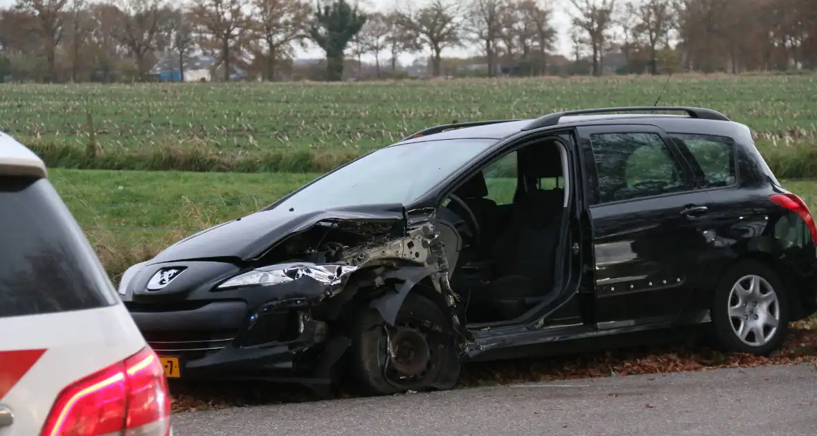 Schade aan personenauto door botsing met bestelbus - Foto 2