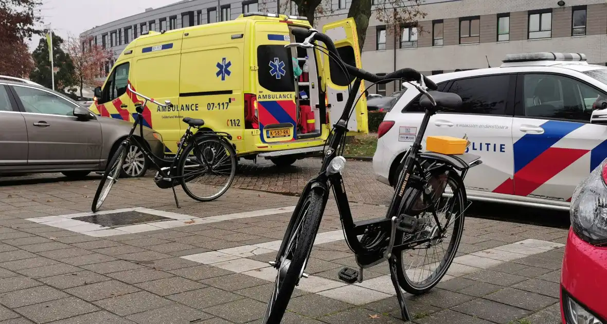 Fietser raakt gewond bij botsing met personenauto
