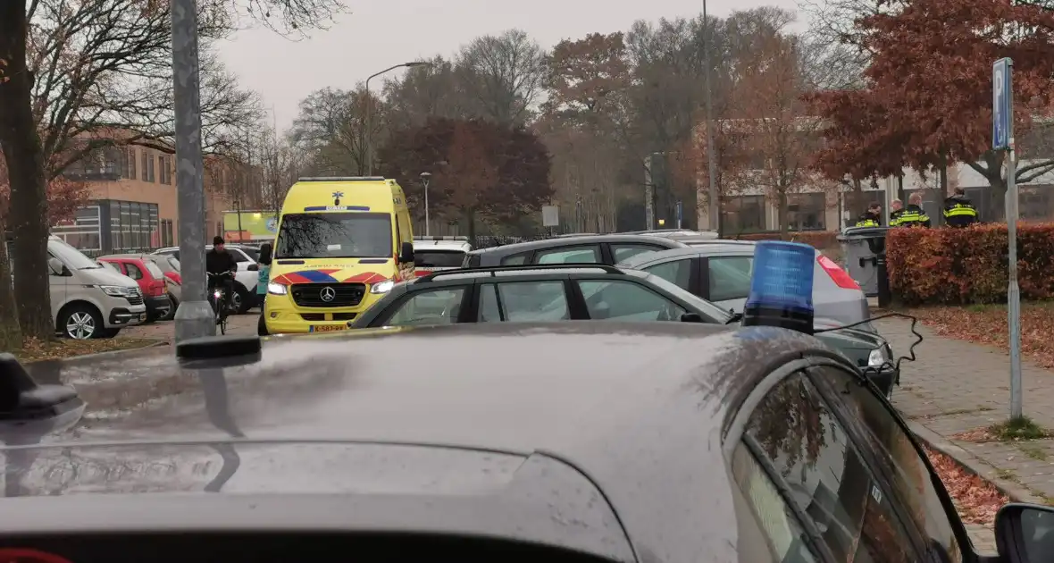 Fietser raakt gewond bij botsing met personenauto - Foto 1