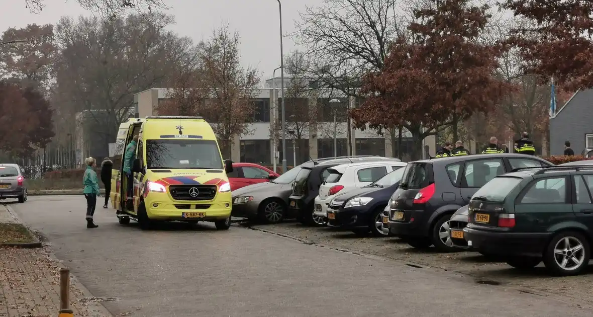 Fietser raakt gewond bij botsing met personenauto - Foto 2