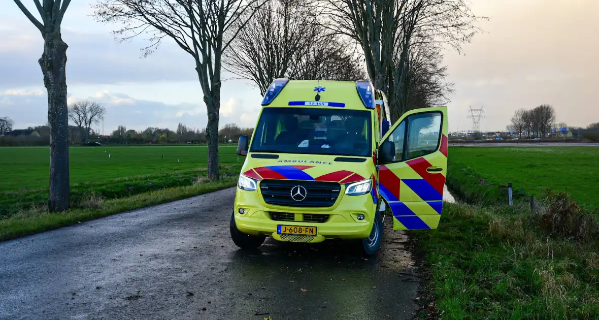 Automobilist botst met voertuig op boom - Foto 3