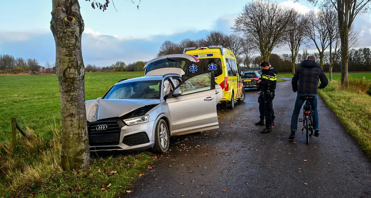 Automobilist botst met voertuig op boom - Foto 5