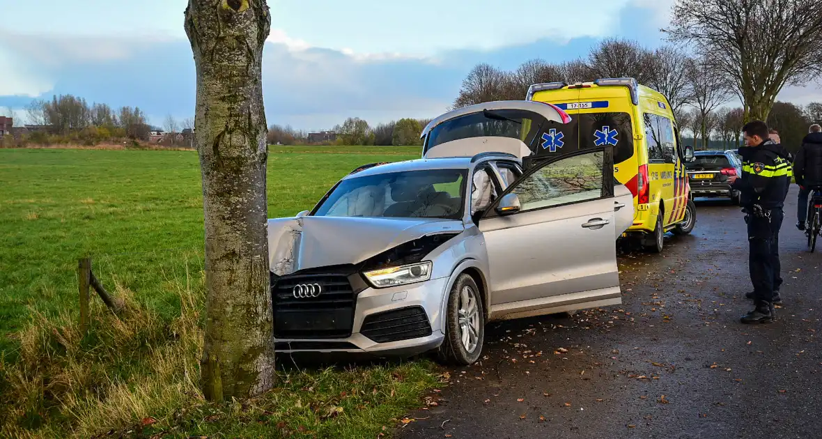 Automobilist botst met voertuig op boom - Foto 6