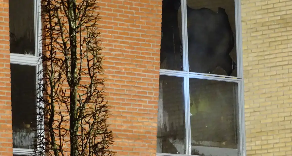 Woningen ontruimd na hevige brand in trappenhuis - Foto 1