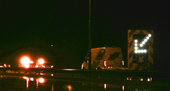 Auto belandt in berm naast snelweg - Afbeelding 1