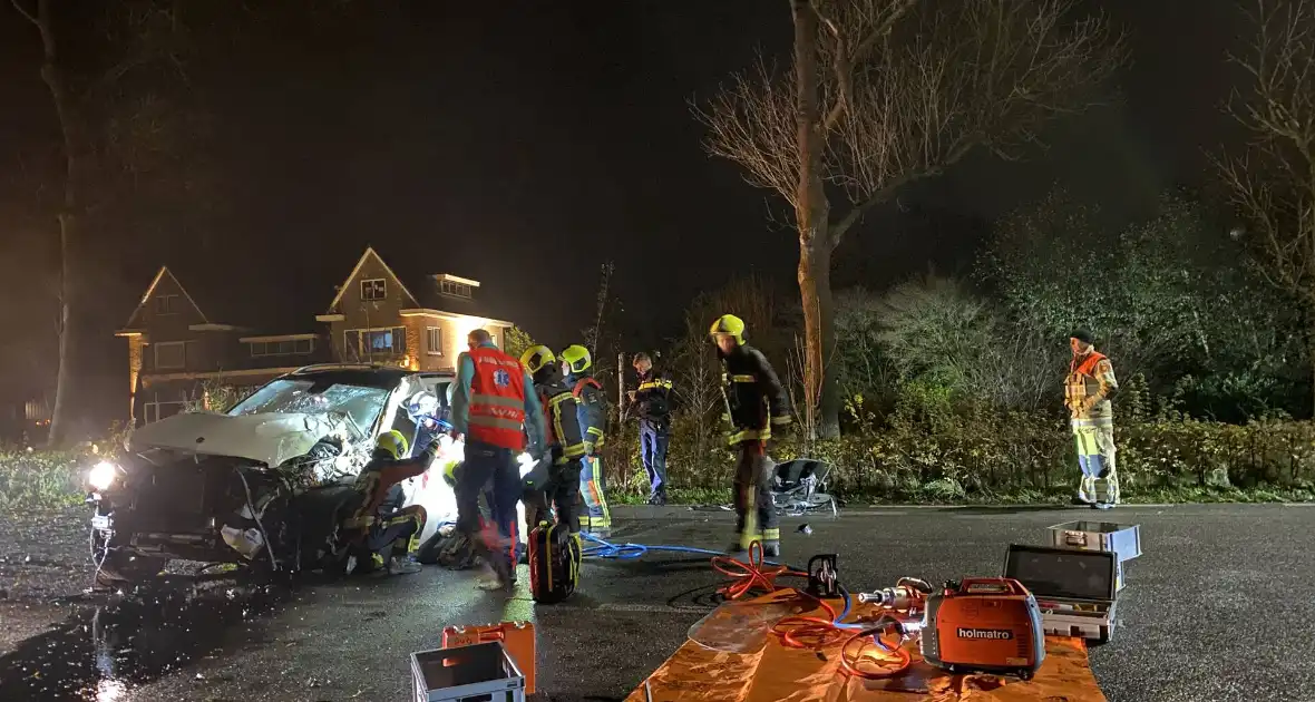 Auto knalt met hoge snelheid tegen meerdere bomen