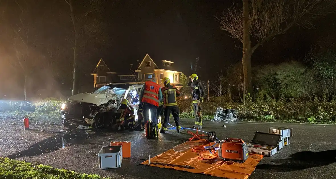 Auto knalt met hoge snelheid tegen meerdere bomen - Foto 1