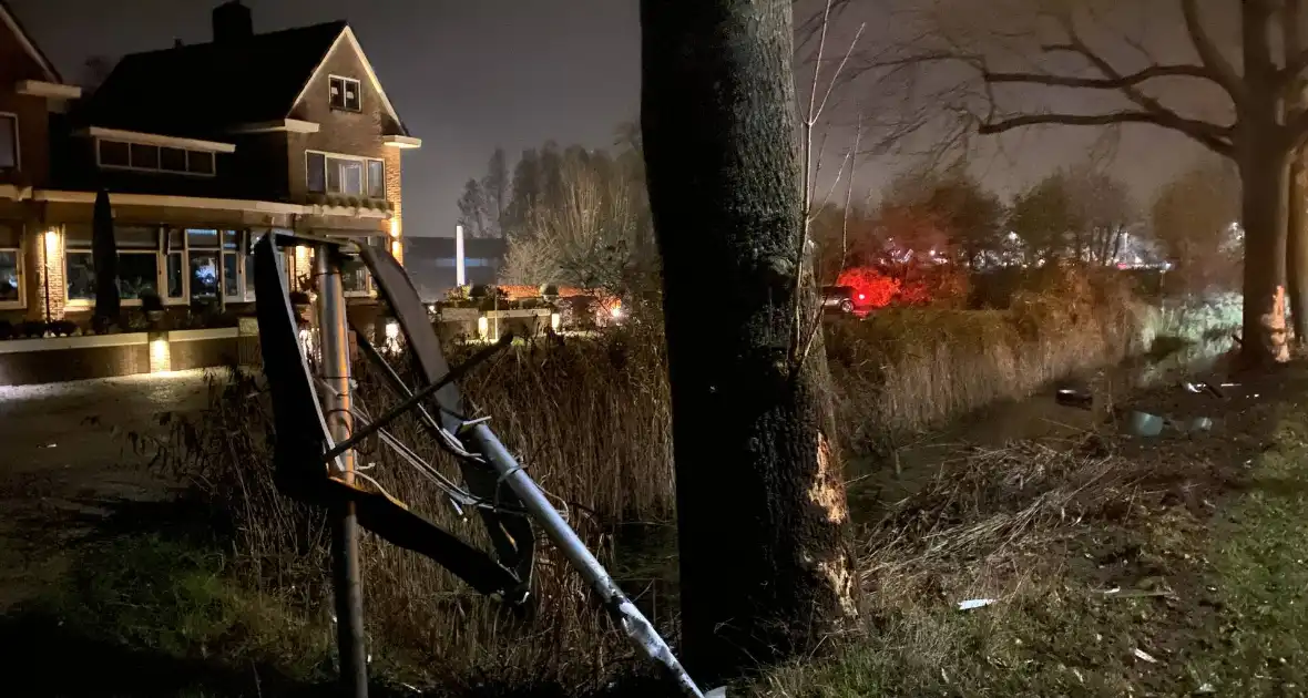 Auto knalt met hoge snelheid tegen meerdere bomen - Foto 3