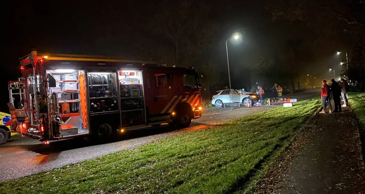 Auto knalt met hoge snelheid tegen meerdere bomen - Foto 4