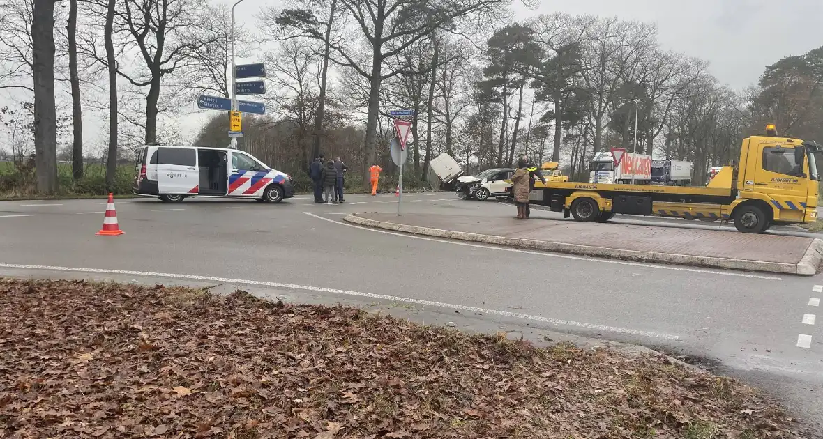 Veel schade bij ongeluk tussen auto en bestelbus