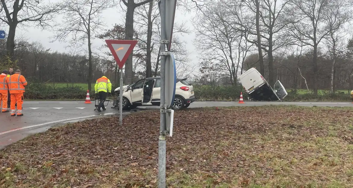 Veel schade bij ongeluk tussen auto en bestelbus - Foto 1