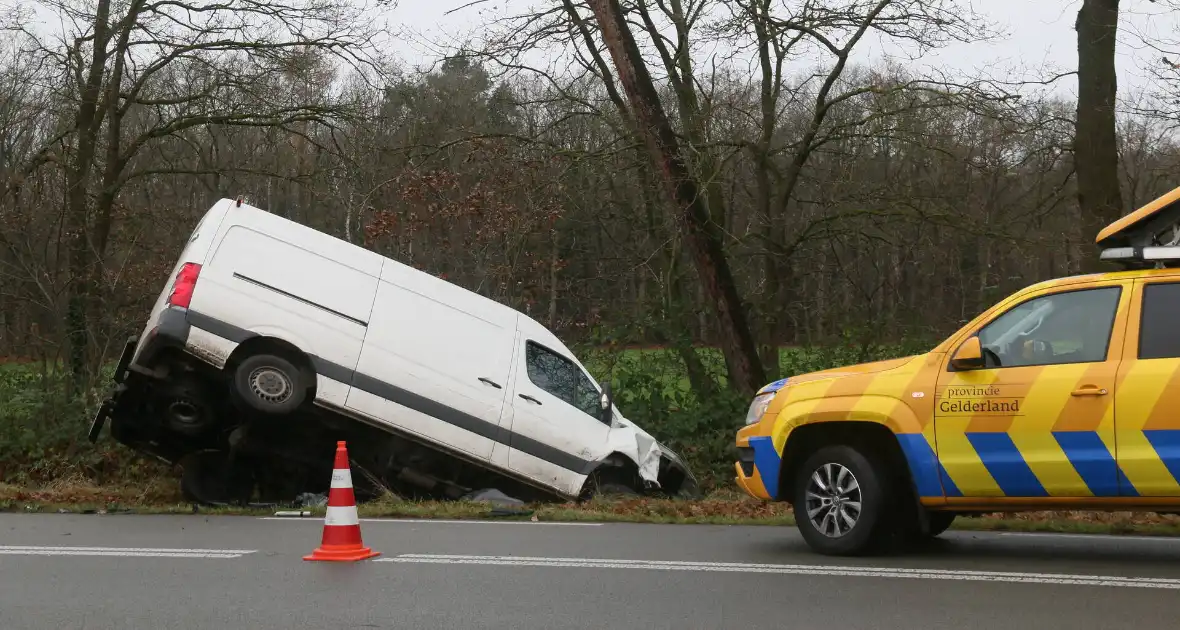 Veel schade bij ongeluk tussen auto en bestelbus - Foto 10