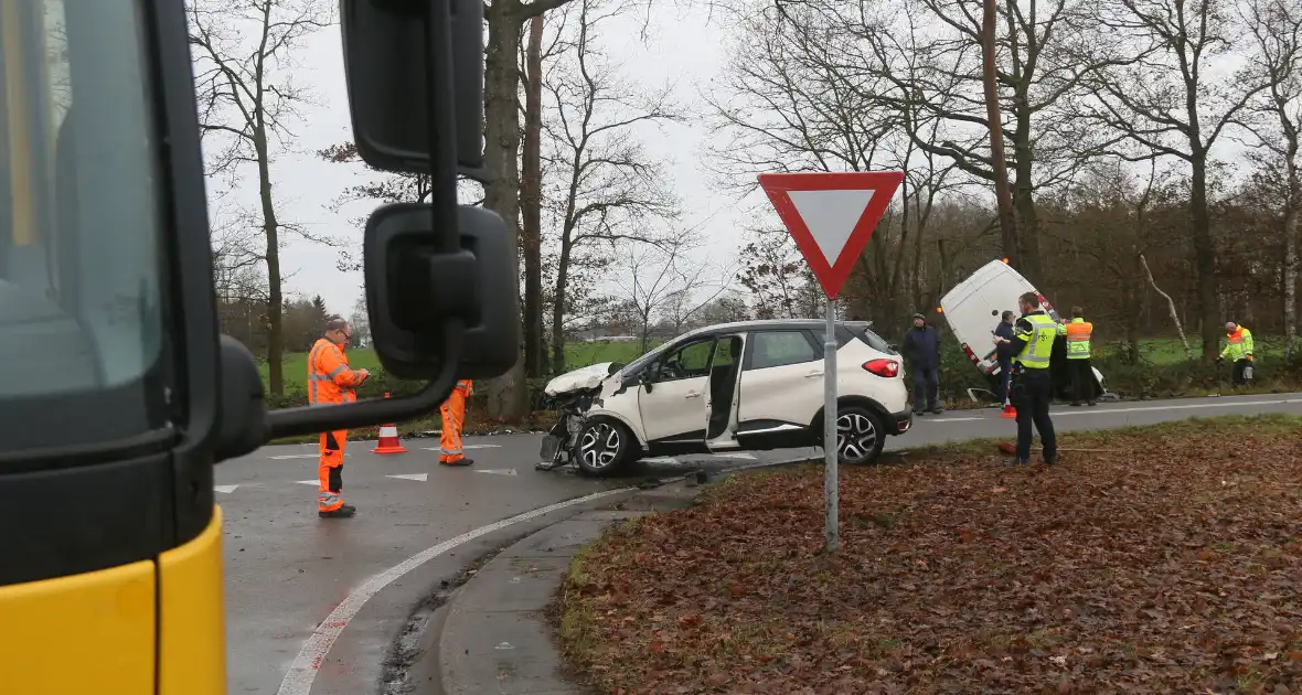 Veel schade bij ongeluk tussen auto en bestelbus - Foto 11