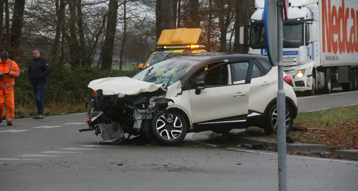 Veel schade bij ongeluk tussen auto en bestelbus - Foto 12