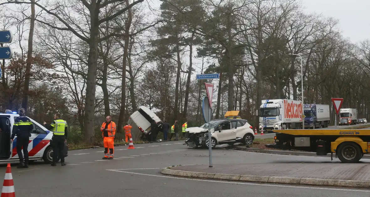 Veel schade bij ongeluk tussen auto en bestelbus - Foto 13