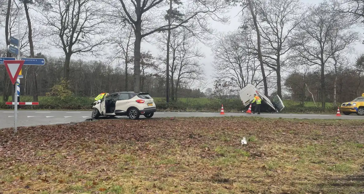 Veel schade bij ongeluk tussen auto en bestelbus - Foto 2