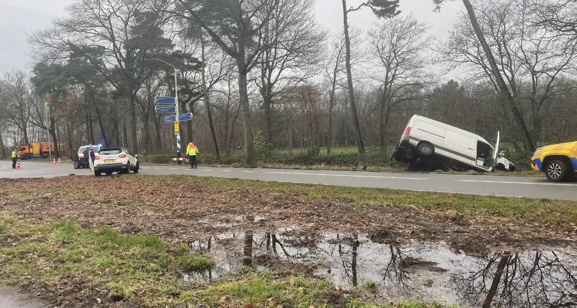 Veel schade bij ongeluk tussen auto en bestelbus - Foto 3