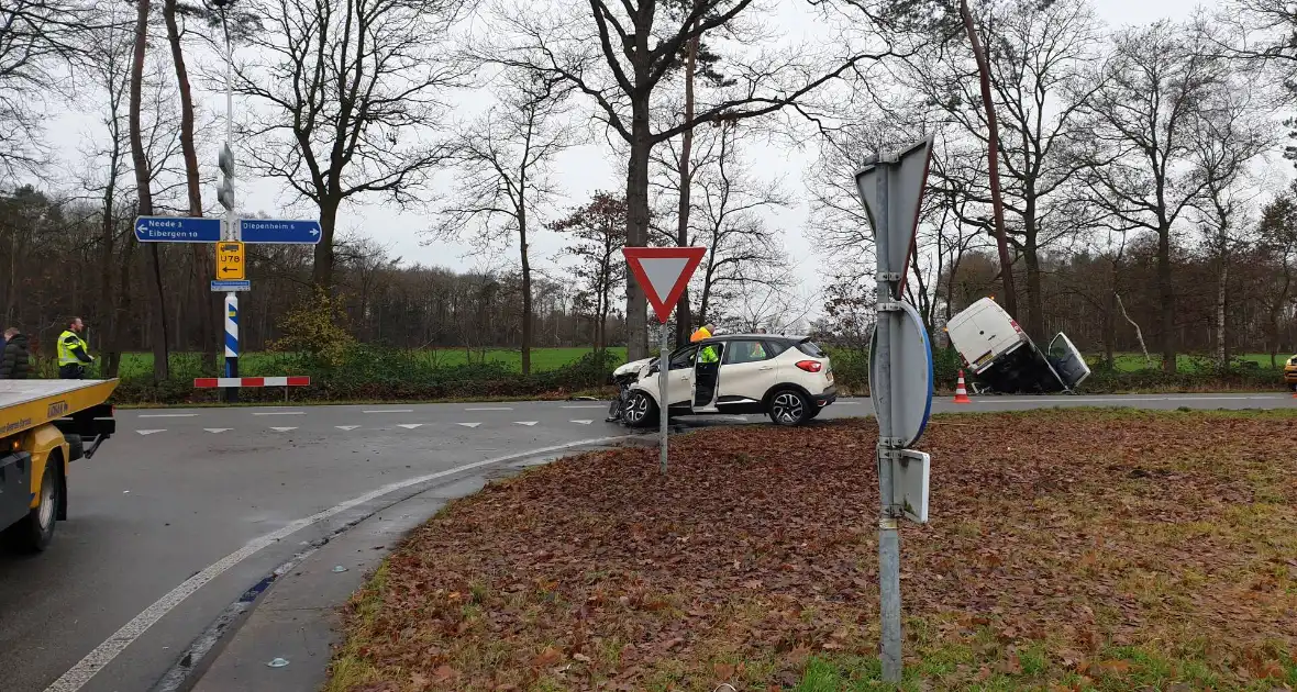 Veel schade bij ongeluk tussen auto en bestelbus - Foto 5