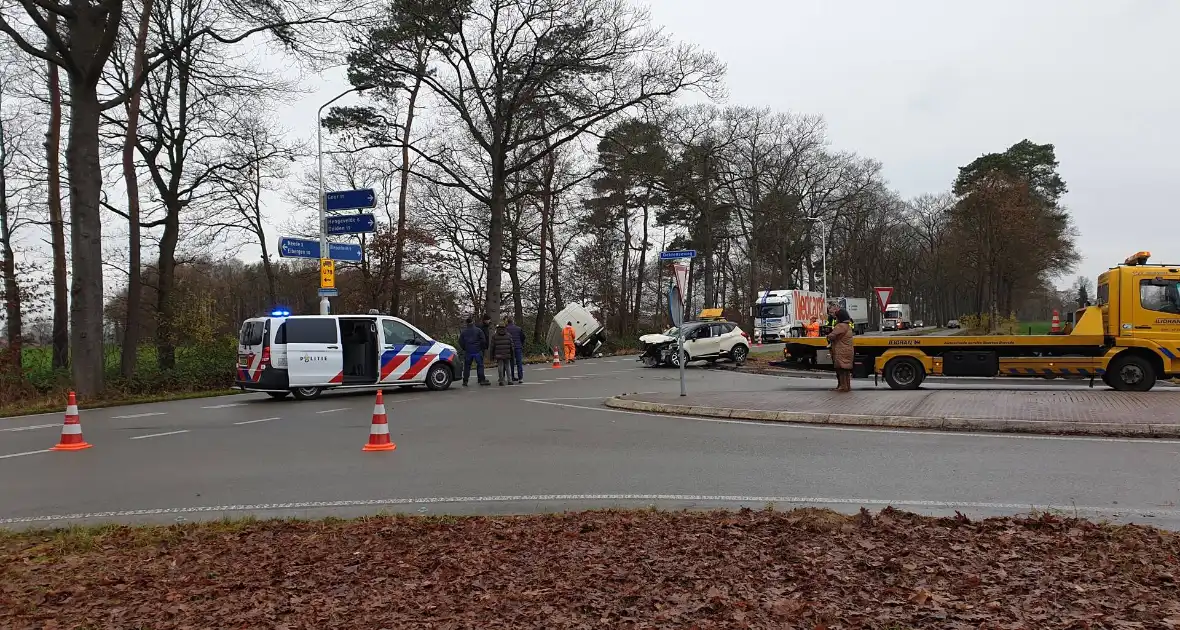 Veel schade bij ongeluk tussen auto en bestelbus - Foto 7