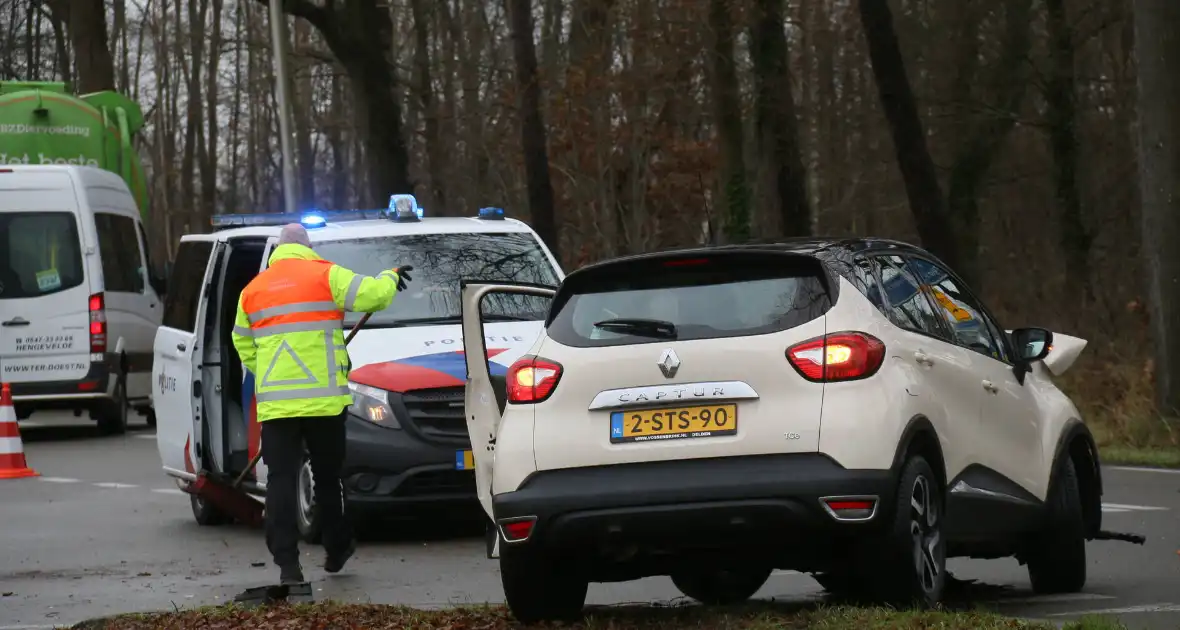 Veel schade bij ongeluk tussen auto en bestelbus - Foto 8