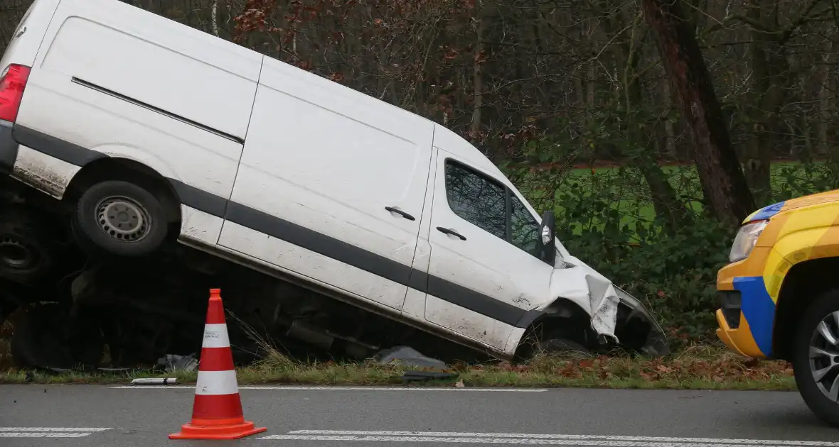 Veel schade bij ongeluk tussen auto en bestelbus - Foto 9