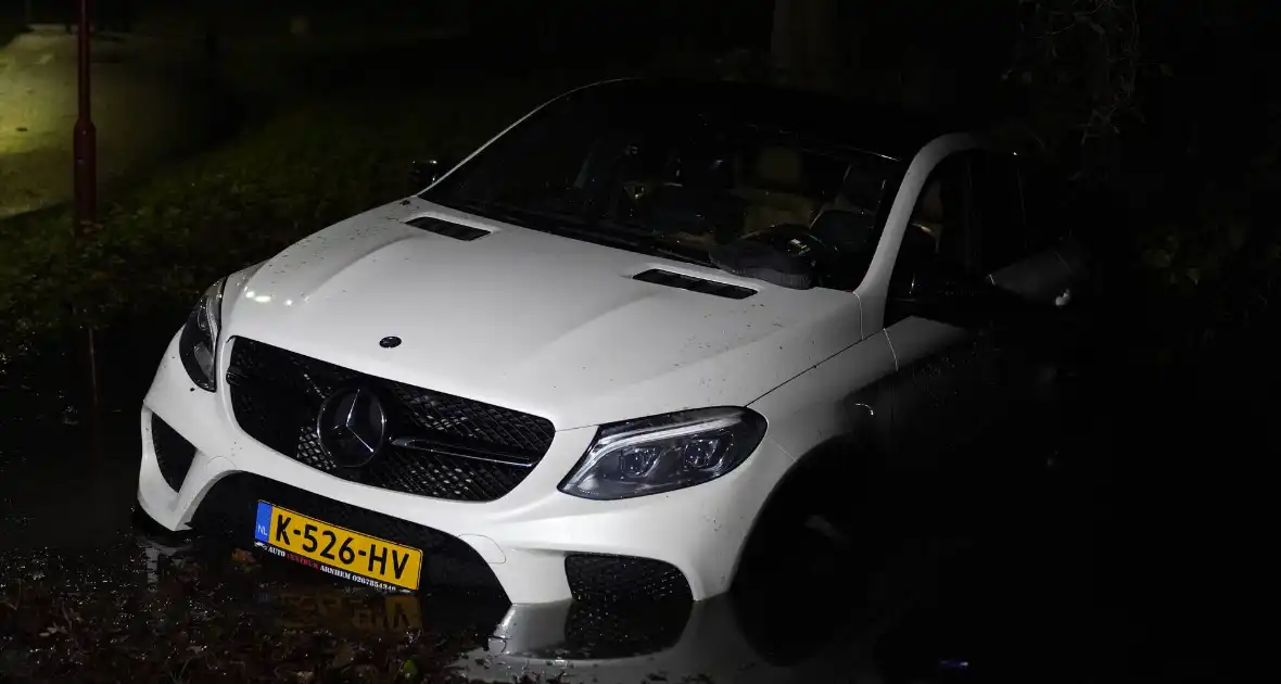 Mercedes belandt in sloot - Foto 4