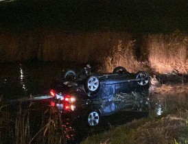 Auto belandt op op zijn kop in sloot