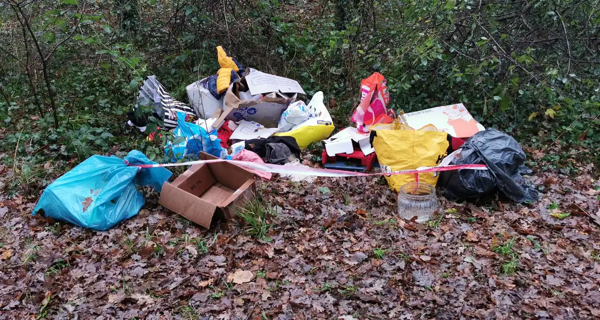 Illegale afval dumping in het bos