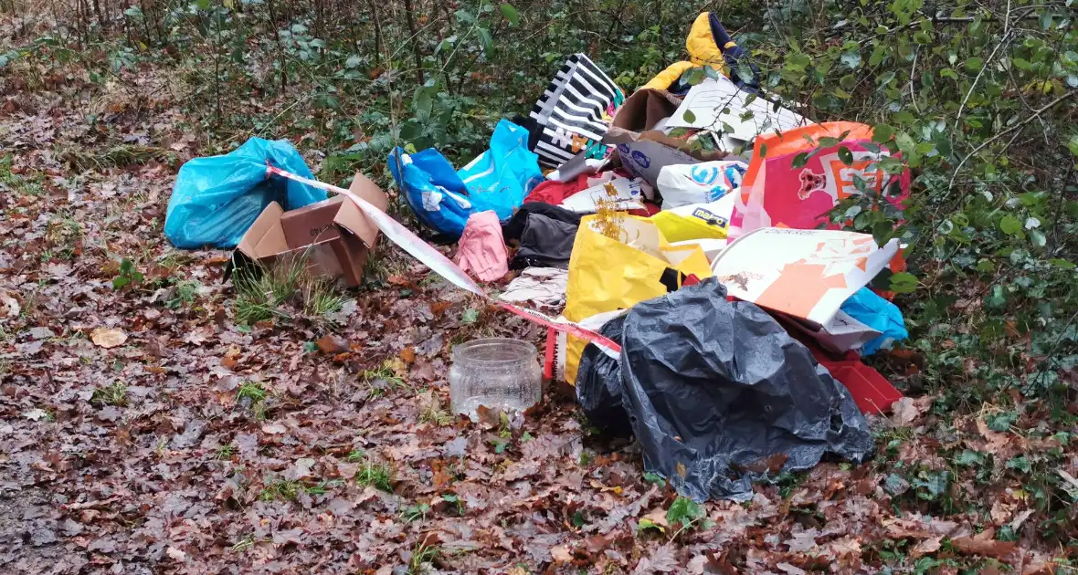 Illegale afval dumping in het bos - Foto 2