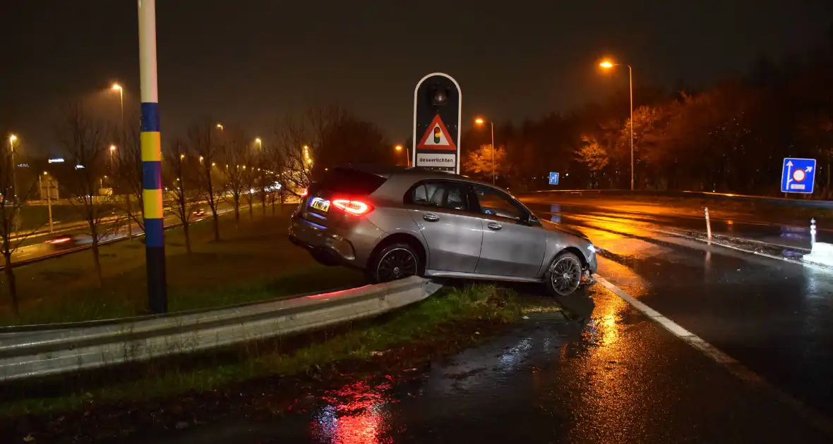 Automobilist eindigt op de vangrail - Foto 12