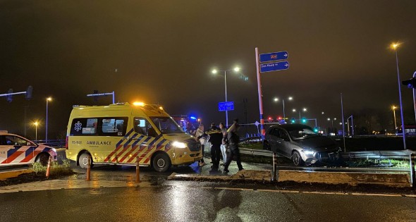 Automobilist eindigt op de vangrail - Afbeelding 3