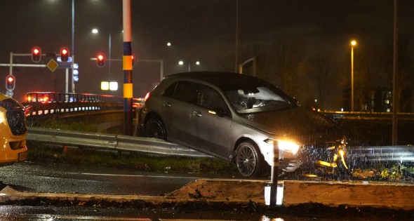 Automobilist eindigt op de vangrail - Afbeelding 5