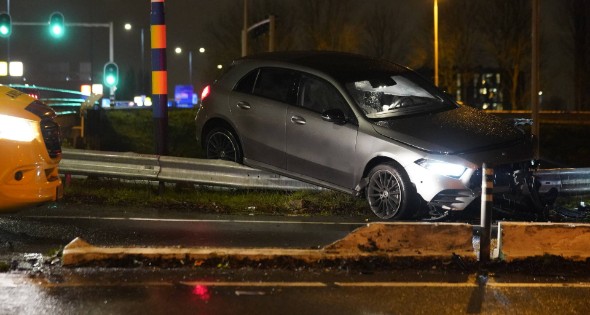 Automobilist eindigt op de vangrail - Afbeelding 7