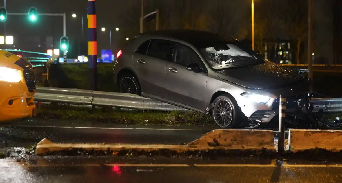 Automobilist eindigt op de vangrail - Foto 7