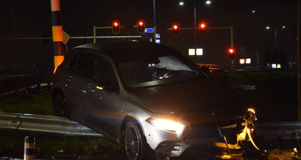 Automobilist eindigt op de vangrail - Afbeelding 9