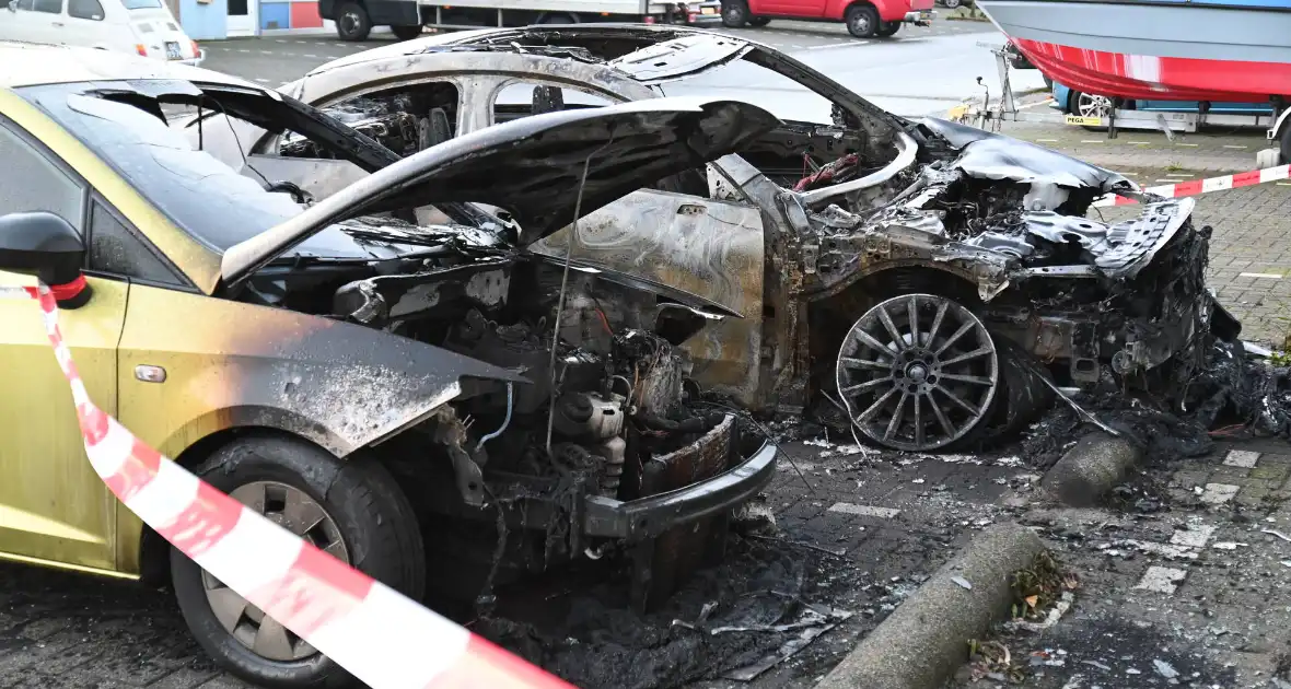 Twee auto's verwoest bij flinke brand