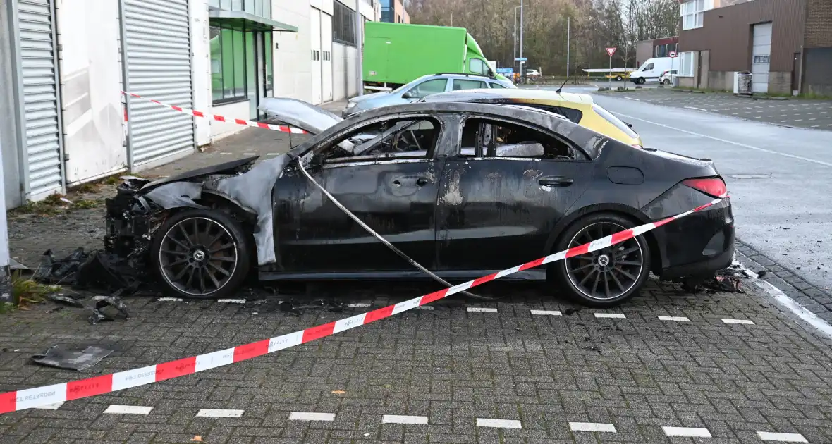 Twee auto's verwoest bij flinke brand - Foto 10