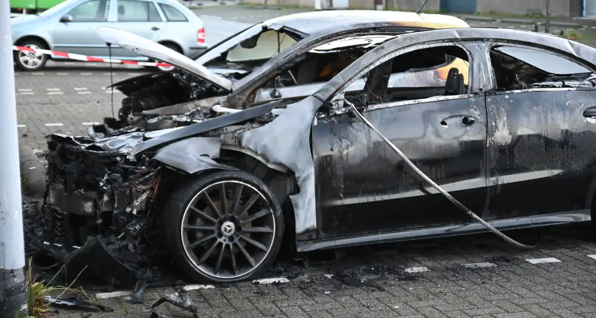 Twee auto's verwoest bij flinke brand - Foto 12