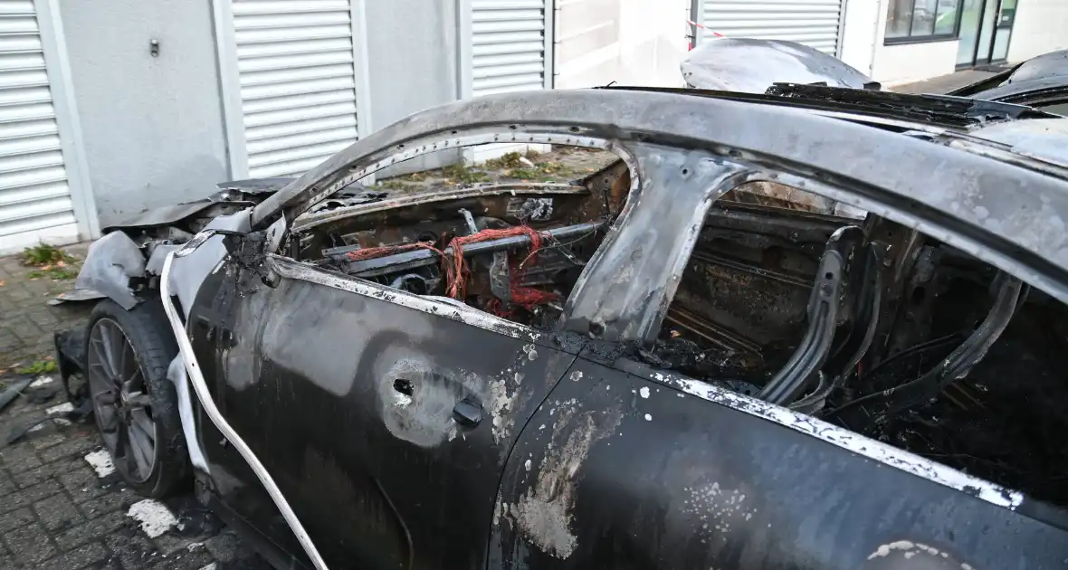 Twee auto's verwoest bij flinke brand - Foto 14