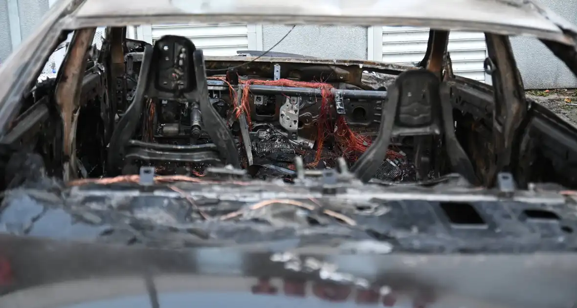 Twee auto's verwoest bij flinke brand - Foto 15