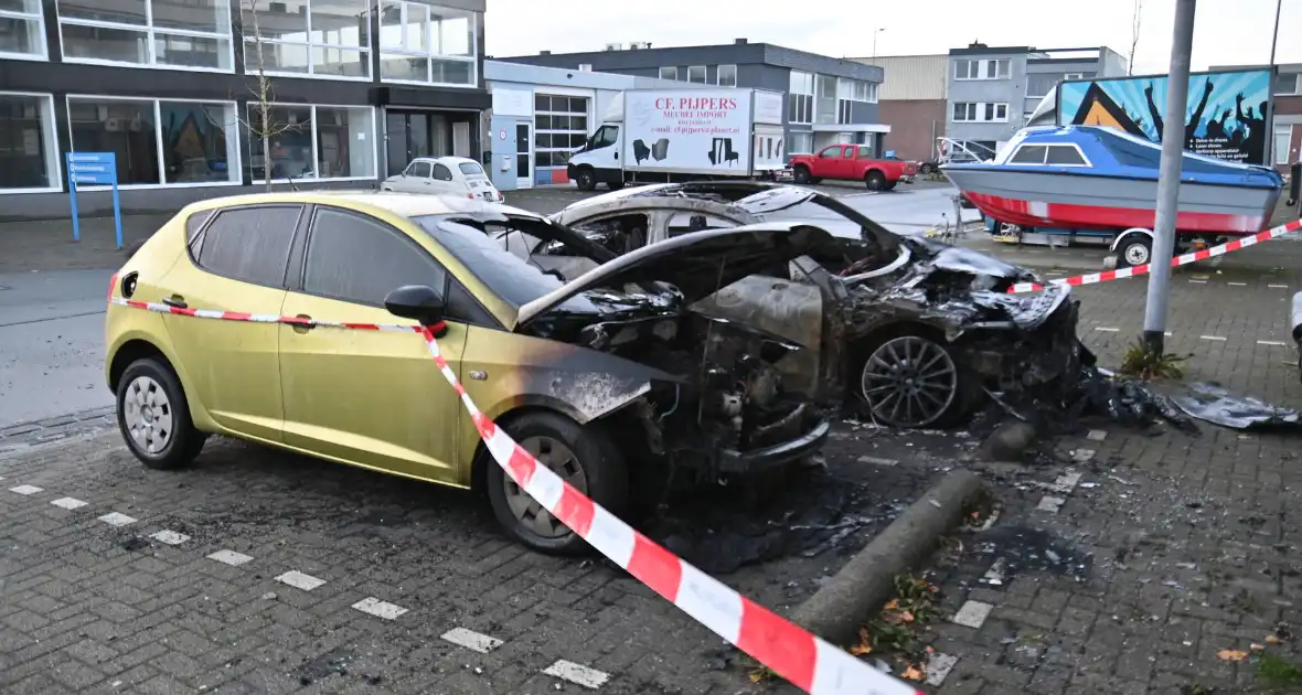 Twee auto's verwoest bij flinke brand - Foto 19