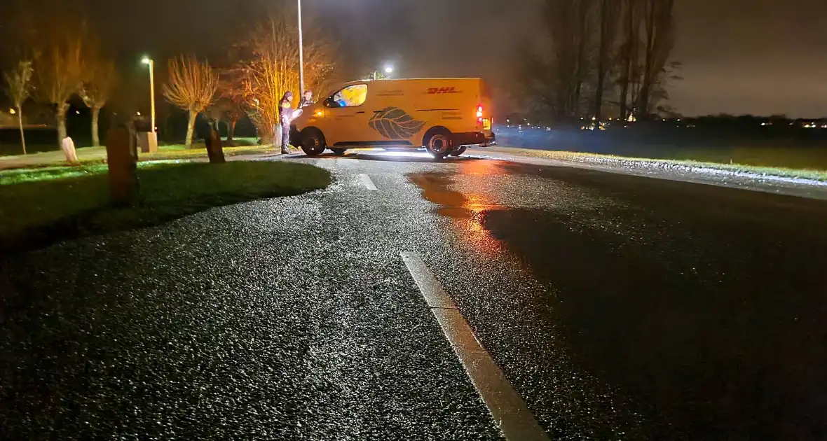 Schade na botsing tussen auto en bestelbus - Foto 1