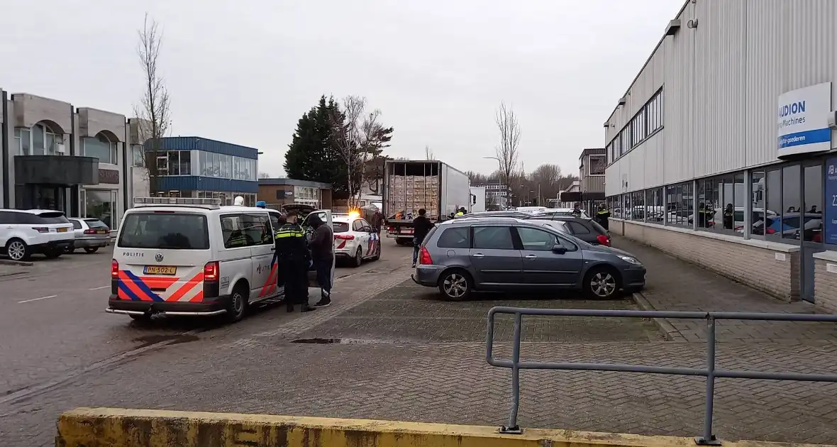 Vijf personen aangetroffen in vrachtwagen - Foto 6