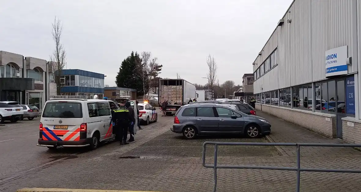 Vijf personen aangetroffen in vrachtwagen - Foto 7