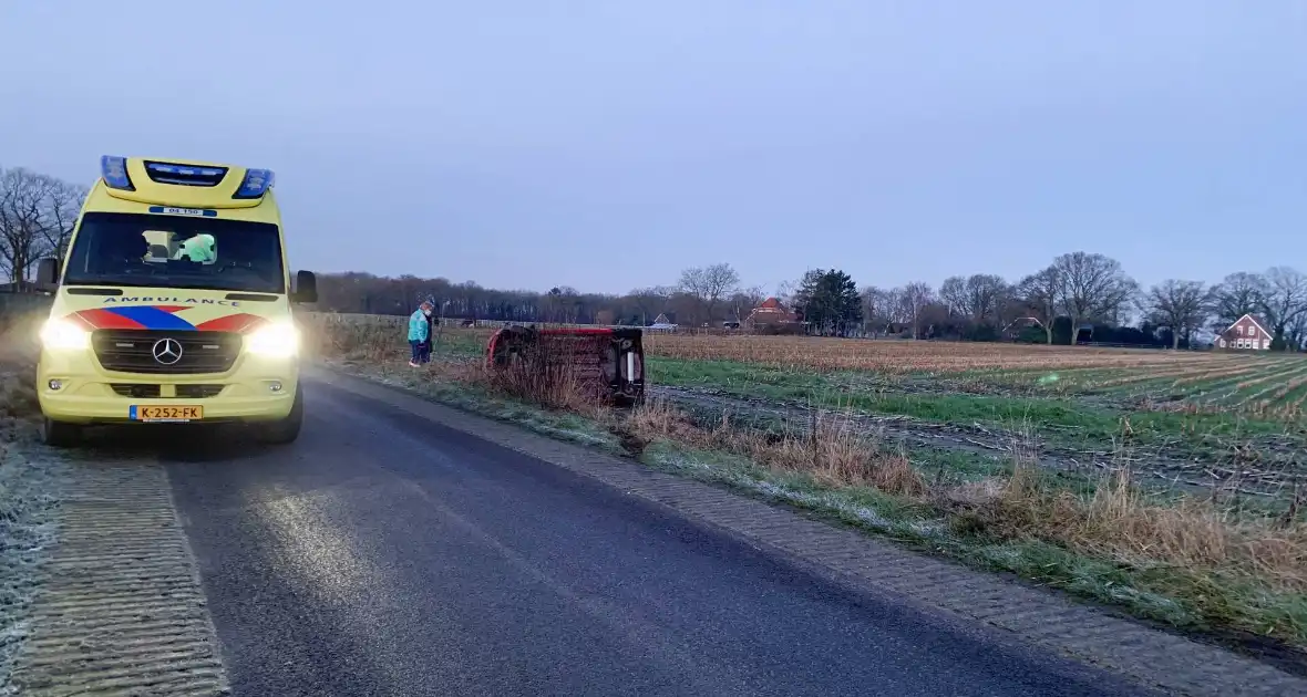 Auto belandt op zijn kant langs spekgladde weg - Foto 1