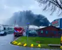 Veel rook bij grote brand in autosloperij