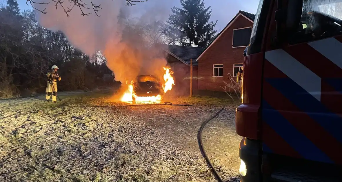 Auto gaat in vlammen op bij woning